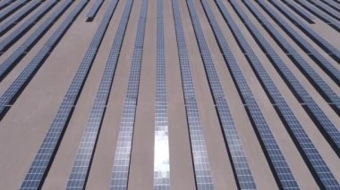 Atacama Çölü'nde kuru topraklar boyunca yüzlerce güneş enerjisi modülleri veya paneller satır hava görüntüleri, Şili. Büyük Fotovoltaik Pv Bitki görünümü bir hava drone noktasından çölün ortasında