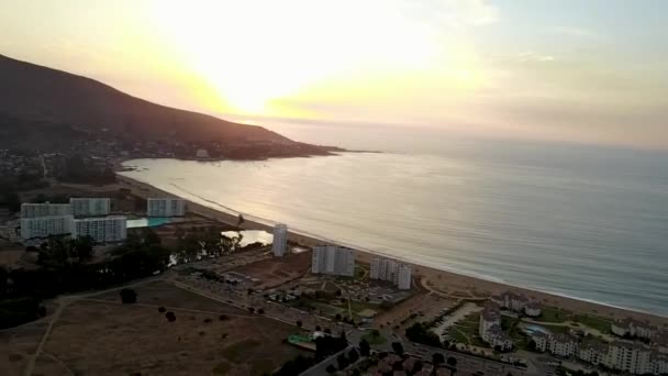 在瓦尔帕莱索地区帕普多镇和海滩的鸟瞰图 一个惊人的受欢迎的海滩与沙丘 河流和一个非常漂亮的冲浪点在智利中部 4K空中原始无人机在日落时分 — 图库视频影像