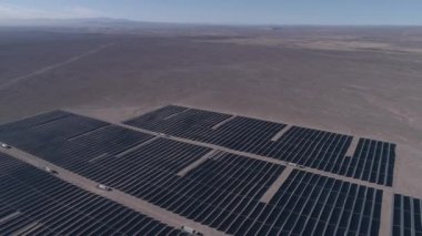 Havadan çekilen görüntüler. Atacama Çölü'nde Güneş Enerjisi Çiftliği, Şili. Güneş Enerjisi Pv Bitkisi boyunca ters bir uçuşta geçen binlerce modül sırası, havadan insansız hava aracı açısından inanılmaz bir manzara