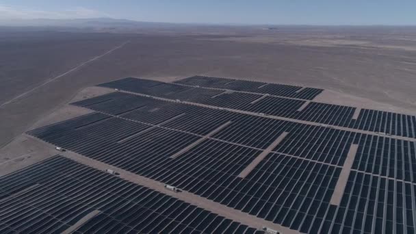 Flygbilder Solar Energy Farm Atacama Desert Chile Tusentals Moduler Rader — Stockvideo