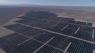 Havadan çekilen görüntüler. Atacama Çölü'nde Güneş Enerjisi Çiftliği, Şili. Güneş Enerjisi Pv Bitkisi boyunca ters bir uçuşta geçen binlerce modül sırası, havadan insansız hava aracı açısından inanılmaz bir manzara