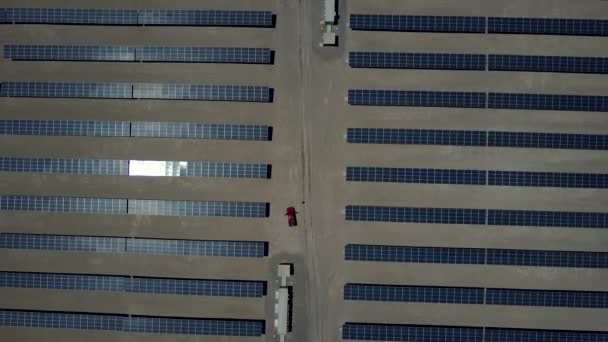 空中镜头 位于智利阿塔卡马沙漠的太阳能农场 当无人机在天空中上升时 数千个模块行出现在太阳模块行正上方的视图中 从而呈现一种技术模式 — 图库视频影像