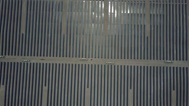 Des images aériennes. Solar Energy Farm à Atacama Desert, Chili. Des milliers de lignes de modules apparaissent au fur et à mesure que le drone monte dans le ciel sur une vue directement au-dessus des lignes des modules solaires, créant un motif technologique 