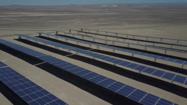 Atacama Çölü'nde kuru topraklar boyunca yüzlerce güneş enerjisi modülleri veya paneller satır hava görüntüleri, Şili. Büyük Fotovoltaik Pv Bitki görünümü bir hava drone noktasından çölün ortasında