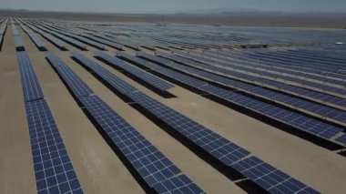 Atacama Çölü'nde kuru topraklar boyunca yüzlerce güneş enerjisi modülleri veya paneller satır hava görüntüleri, Şili. Büyük Fotovoltaik Pv Bitki görünümü bir hava drone noktasından çölün ortasında
