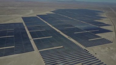 Atacama Çölü'nde kuru topraklar boyunca yüzlerce güneş enerjisi modülleri veya paneller satır hava görüntüleri, Şili. Büyük Fotovoltaik Pv Bitki görünümü bir hava drone noktasından çölün ortasında