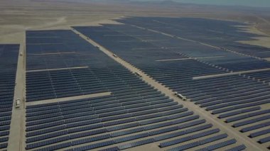 Atacama Çölü'nde kuru topraklar boyunca yüzlerce güneş enerjisi modülleri veya paneller satır hava görüntüleri, Şili. Büyük Fotovoltaik Pv Bitki görünümü bir hava drone noktasından çölün ortasında