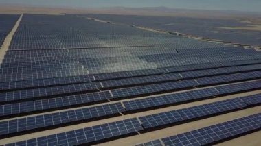 Atacama Çölü'nde kuru topraklar boyunca yüzlerce güneş enerjisi modülleri veya paneller satır hava görüntüleri, Şili. Büyük Fotovoltaik Pv Bitki görünümü bir hava drone noktasından çölün ortasında