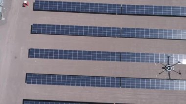 Drone anket, uçan ve görsel ve termal kamera ile Güneş Enerjisi Pv Santralleri termal muayene analizi için çalışıyor. Güneş enerjisi santralini inceleyen insansız hava aracından insansız hava aracına havadan görüntüler