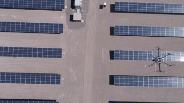 Drone anket, uçan ve görsel ve termal kamera ile Güneş Enerjisi Pv Santralleri termal muayene analizi için çalışıyor. Güneş enerjisi santralini inceleyen insansız hava aracından insansız hava aracına havadan görüntüler