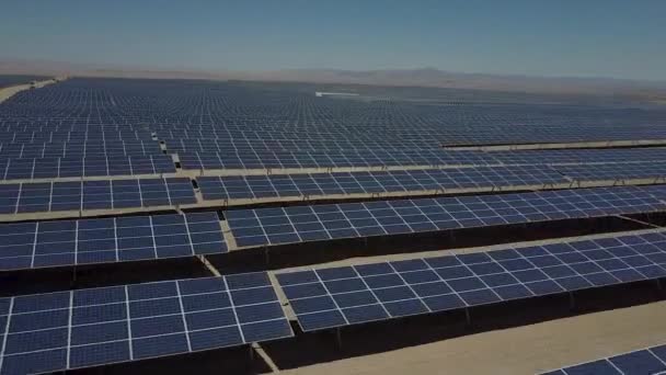 Atacama Çölü Nde Kuru Topraklar Boyunca Yüzlerce Güneş Enerjisi Modülleri — Stok video