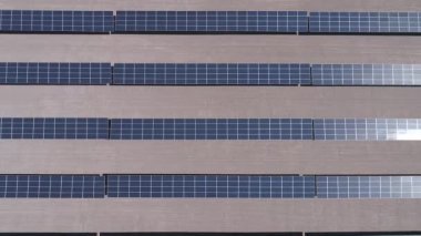 Drone anket, uçan ve görsel ve termal kamera ile Güneş Enerjisi Pv Santralleri termal muayene analizi için çalışıyor. Güneş enerjisi santralini inceleyen insansız hava aracından insansız hava aracına havadan görüntüler