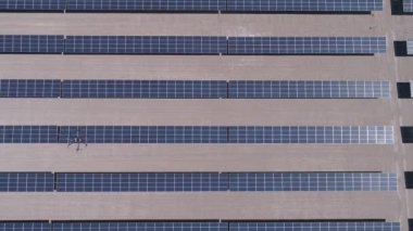 Drone anket, uçan ve görsel ve termal kamera ile Güneş Enerjisi Pv Santralleri termal muayene analizi için çalışıyor. Güneş enerjisi santralini inceleyen insansız hava aracından insansız hava aracına havadan görüntüler