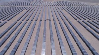 Drone anket, uçan ve görsel ve termal kamera ile Güneş Enerjisi Pv Santralleri termal muayene analizi için çalışıyor. Güneş enerjisi santralini inceleyen insansız hava aracından insansız hava aracına havadan görüntüler