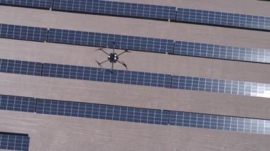 Drone anket, uçan ve görsel ve termal kamera ile Güneş Enerjisi Pv Santralleri termal muayene analizi için çalışıyor. Güneş enerjisi santralini inceleyen insansız hava aracından insansız hava aracına havadan görüntüler