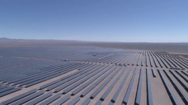 Drone anket, uçan ve görsel ve termal kamera ile Güneş Enerjisi Pv Santralleri termal muayene analizi için çalışıyor. Güneş enerjisi santralini inceleyen insansız hava aracından insansız hava aracına havadan görüntüler