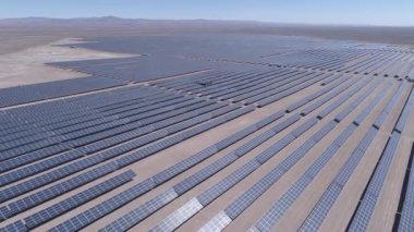 Drone anket, uçan ve görsel ve termal kamera ile Güneş Enerjisi Pv Santralleri termal muayene analizi için çalışıyor. Güneş enerjisi santralini inceleyen insansız hava aracından insansız hava aracına havadan görüntüler