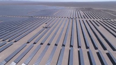 Drone anket, uçan ve görsel ve termal kamera ile Güneş Enerjisi Pv Santralleri termal muayene analizi için çalışıyor. Güneş enerjisi santralini inceleyen insansız hava aracından insansız hava aracına havadan görüntüler