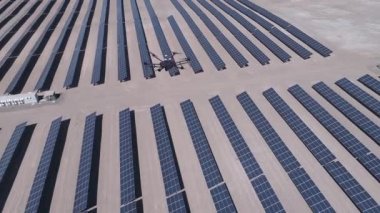 Drone anket, uçan ve görsel ve termal kamera ile Güneş Enerjisi Pv Santralleri termal muayene analizi için çalışıyor. Güneş enerjisi santralini inceleyen insansız hava aracından insansız hava aracına havadan görüntüler