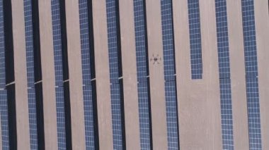 Drone anket, uçan ve görsel ve termal kamera ile Güneş Enerjisi Pv Santralleri termal muayene analizi için çalışıyor. Güneş enerjisi santralini inceleyen insansız hava aracından insansız hava aracına havadan görüntüler