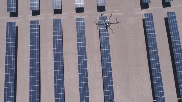 ドローン調査 視覚および熱カメラを用いて太陽エネルギーPvプラントの熱検査分析に取り組む 太陽エネルギープラントを点検するドローンからドローンへの空中映像 — ストック動画