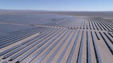 Drone anket, uçan ve görsel ve termal kamera ile Güneş Enerjisi Pv Santralleri termal muayene analizi için çalışıyor. Güneş enerjisi santralini inceleyen insansız hava aracından insansız hava aracına havadan görüntüler