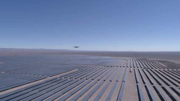 无人机测量 飞行和工作热检测分析太阳能光伏电站与视觉和热相机 从无人机到正在检查太阳能发电厂的无人机的空中镜头 — 图库视频影像