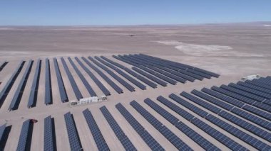 Drone anket, uçan ve görsel ve termal kamera ile Güneş Enerjisi Pv Santralleri termal muayene analizi için çalışıyor. Güneş enerjisi santralini inceleyen insansız hava aracından insansız hava aracına havadan görüntüler