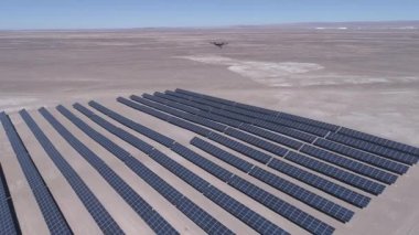 Drone anket, uçan ve görsel ve termal kamera ile Güneş Enerjisi Pv Santralleri termal muayene analizi için çalışıyor. Güneş enerjisi santralini inceleyen insansız hava aracından insansız hava aracına havadan görüntüler