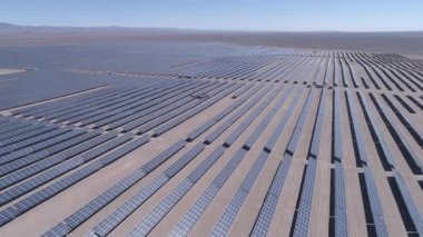 Drone anket, uçan ve görsel ve termal kamera ile Güneş Enerjisi Pv Santralleri termal muayene analizi için çalışıyor. Güneş enerjisi santralini inceleyen insansız hava aracından insansız hava aracına havadan görüntüler