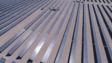 Drone anket, uçan ve görsel ve termal kamera ile Güneş Enerjisi Pv Santralleri termal muayene analizi için çalışıyor. Güneş enerjisi santralini inceleyen insansız hava aracından insansız hava aracına havadan görüntüler