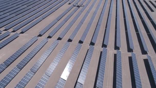 Levantamento Drones Voando Trabalhando Para Análise Inspeção Térmica Usinas Fotovoltaicas — Vídeo de Stock