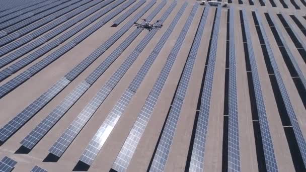 Průzkum Drone Létání Práce Pro Tepelnou Inspekci Zařízení Solar Energy — Stock video