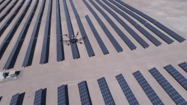 Drone anket, uçan ve görsel ve termal kamera ile Güneş Enerjisi Pv Santralleri termal muayene analizi için çalışıyor. Güneş enerjisi santralini inceleyen insansız hava aracından insansız hava aracına havadan görüntüler