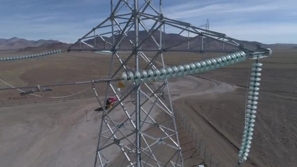 航空写真 アタカマ砂漠内の太陽エネルギーファームでの電力線検査 再生可能発電所 変電所 高圧送電線の空中ドローン検査を最新技術で — ストック動画