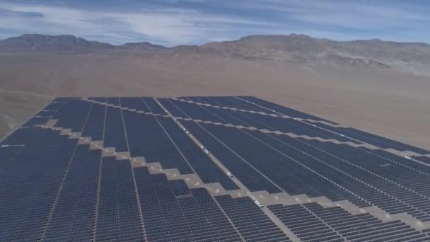 Воздушные Съемки Сотен Модулей Солнечной Энергии Панелей Вдоль Суши Пустыне — стоковое видео