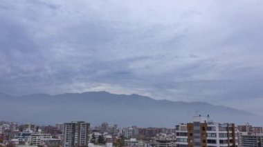 Santiago de Chile şehir silueti üzerinde gün batımı, And dağları üzerinde hareket eden bulutlar etkileyen ilk alacakaranlık ışıkları ile şaşırtıcı ve renkli silueti, awe sarı, turuncu, kırmızı ve macenta renkleri