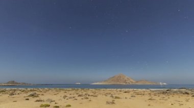 Timelapse samanyolu yıldız Atacama Çölü kıyı bölgesinde gece manzarası izler. Pan de Azucar Milli Parkı'ndaki 