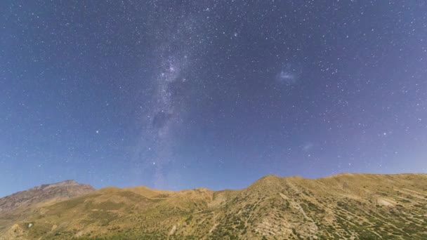 アンデス山脈の夜景 天の川とマゼラン雲が南半球の極の周りを移動します 月の光に照らされた自然環境の素晴らしい夜空の風光 — ストック動画