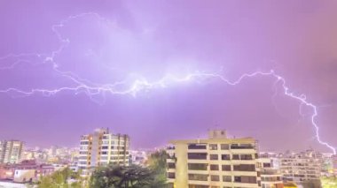 Santiago de Chile'nin yeryüzünü etkileyen bir elektrik fırtınasının ışınları altında dramatik bir zaman atlamalı görünümü, gökyüzünden Yeryüzüne gelen inanılmaz çizgiler
