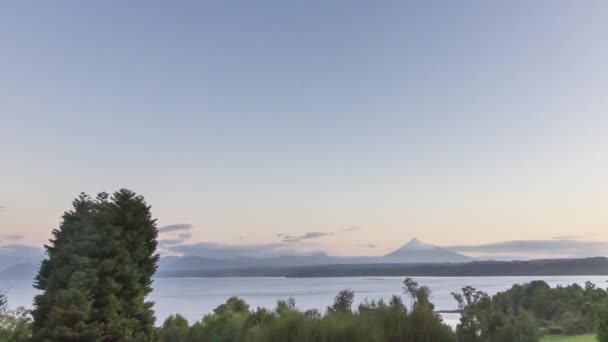 巴塔哥尼亚南部天空在鲁潘科湖的延时视图 由巨大的奥索诺火山在一个惊人的景观 而太阳落山 并开始暮色之前 我们可以看到夜空的星星 — 图库视频影像