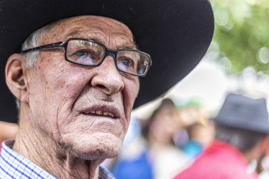 Santiago de Chile Ülke: Şili 13 Mayıs 2017 Gözlük lü ve kulübe portresi ile tipik 