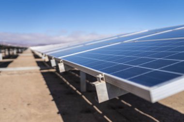 Güneş Enerjisi Panelleri görünümü, Atacama Çölü kurak topraklarda güzel bir teknoloji mavi desen. Güneş modülleri sonsuz ufka giderek güneş fotonlarından enerji alıp elektriğe dönüşüyor.