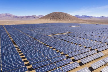 Atacama çöl kumları üzerinde bir Güneş Enerjisi Santrali Havadan drone görünümü, Şili. Dünyanın en kurak çölünde Güneş Enerjisi ile güneşten sürdürülebilirlik ve yeşil enerji: Atacama