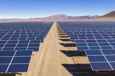 Atacama çöl kumları üzerinde bir Güneş Enerjisi Santrali Havadan drone görünümü, Şili. Dünyanın en kurak çölünde Güneş Enerjisi ile güneşten sürdürülebilirlik ve yeşil enerji: Atacama