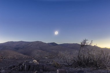 Dolunayın muhteşem manzarası geceleri dağları aydınlatıyor. 