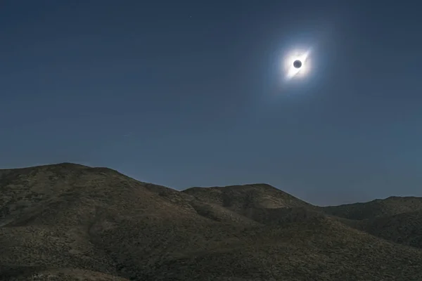 Vue Imprenable Sur Pleine Lune Illuminant Les Montagnes Nuit Image En Vente