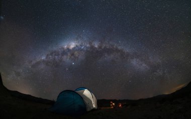 Atacama Çölü 'nde muhteşem bir gece gökyüzü. Atacama Çölü' ndeki ana kampımızın üzerindeki Samanyolu ve Atacama Dağları sadece dehşet verici bir gece manzarası. Yay burcu gece yıldızlarının muhteşem manzarası