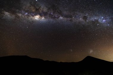 Atacama Çölü 'nde muhteşem bir gece gökyüzü. Atacama Çölü' ndeki ana kampımızın üzerindeki Samanyolu ve Atacama Dağları sadece dehşet verici bir gece manzarası. Yay burcu gece yıldızlarının muhteşem manzarası