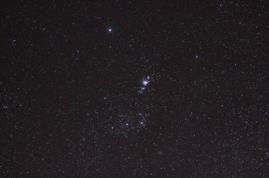 Avcı ve Orion Bulutsusu ile Orion Takımyıldızı ve evrende inanılmaz bir yer. Belki de kuzey gece gökyüzündeki en müthiş nesne ve gökyüzünde ki yeni doğmuş yıldızlar anaokulu.